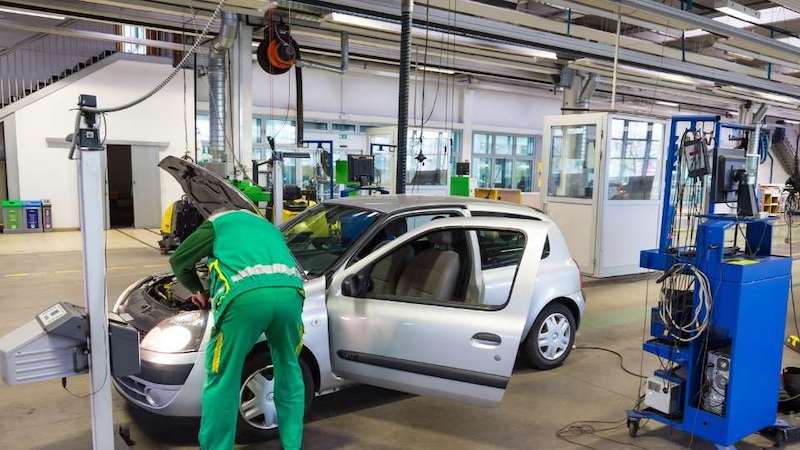 voiture en controle technique dans un garage