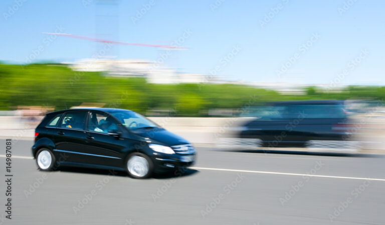 voiture en mouvement sur une route