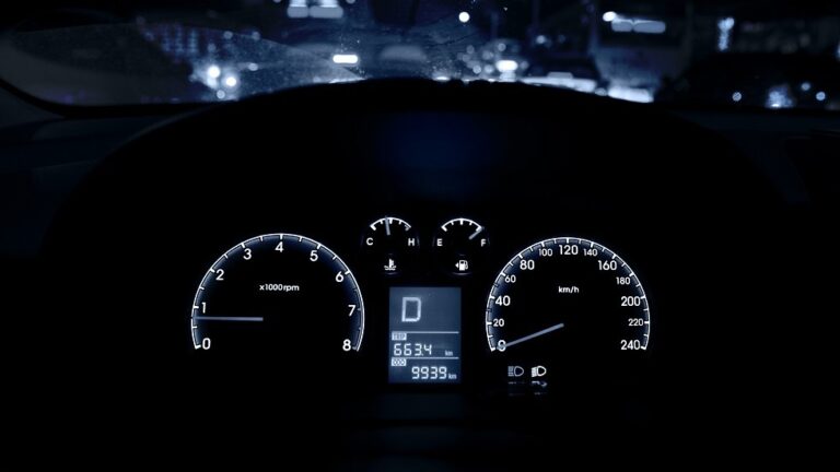 voiture sur une route avec un compteur kilometrique