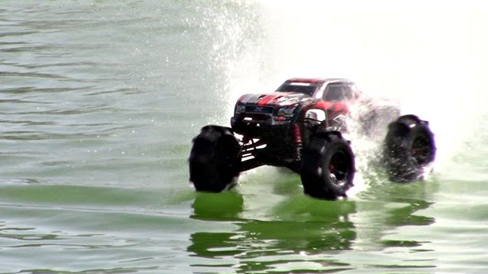 Comment Choisir Une Voiture Télécommandée Qui Peut Rouler Dans L’eau