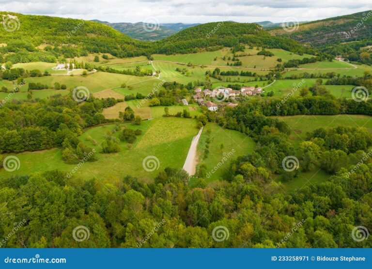 vue aerienne dun village rural francais